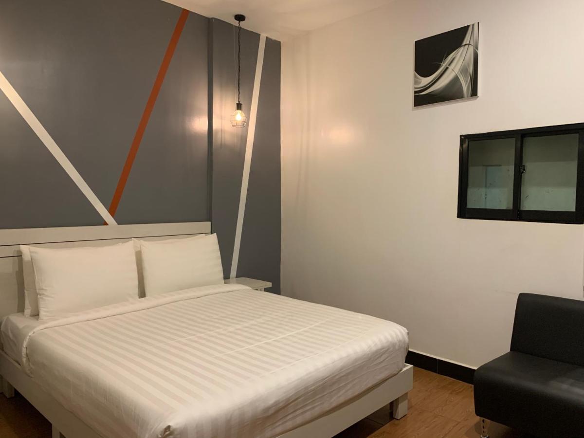De Hotel Phnom Penh Exterior photo