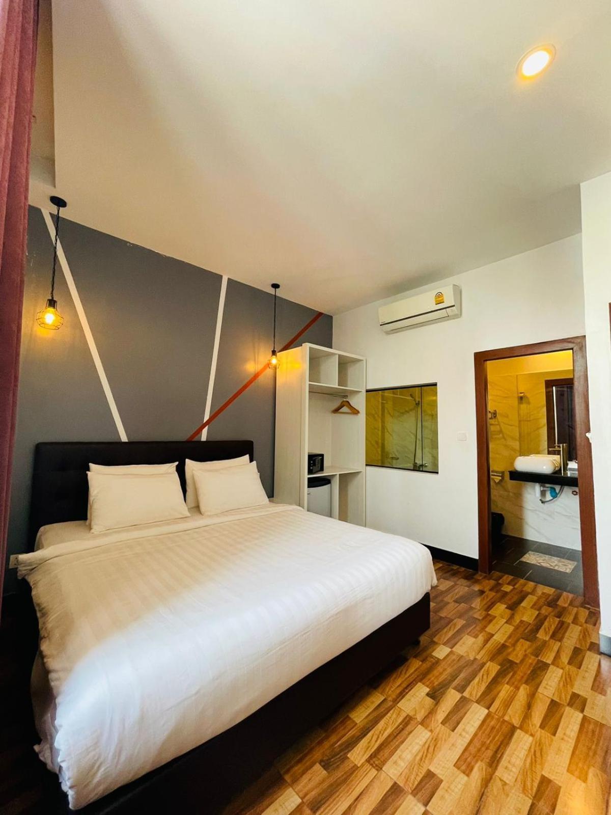 De Hotel Phnom Penh Exterior photo