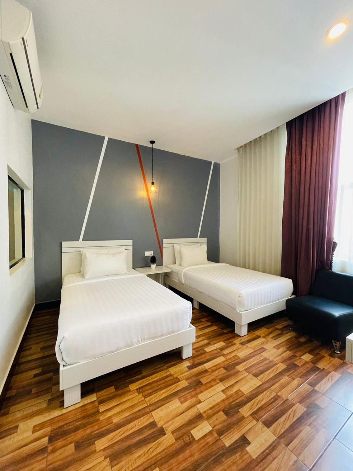 De Hotel Phnom Penh Exterior photo